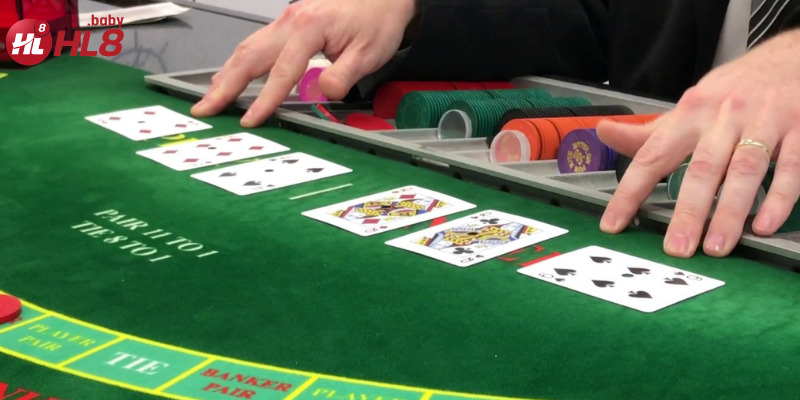 Hình ảnh người chơi baccarat tại sòng bạc